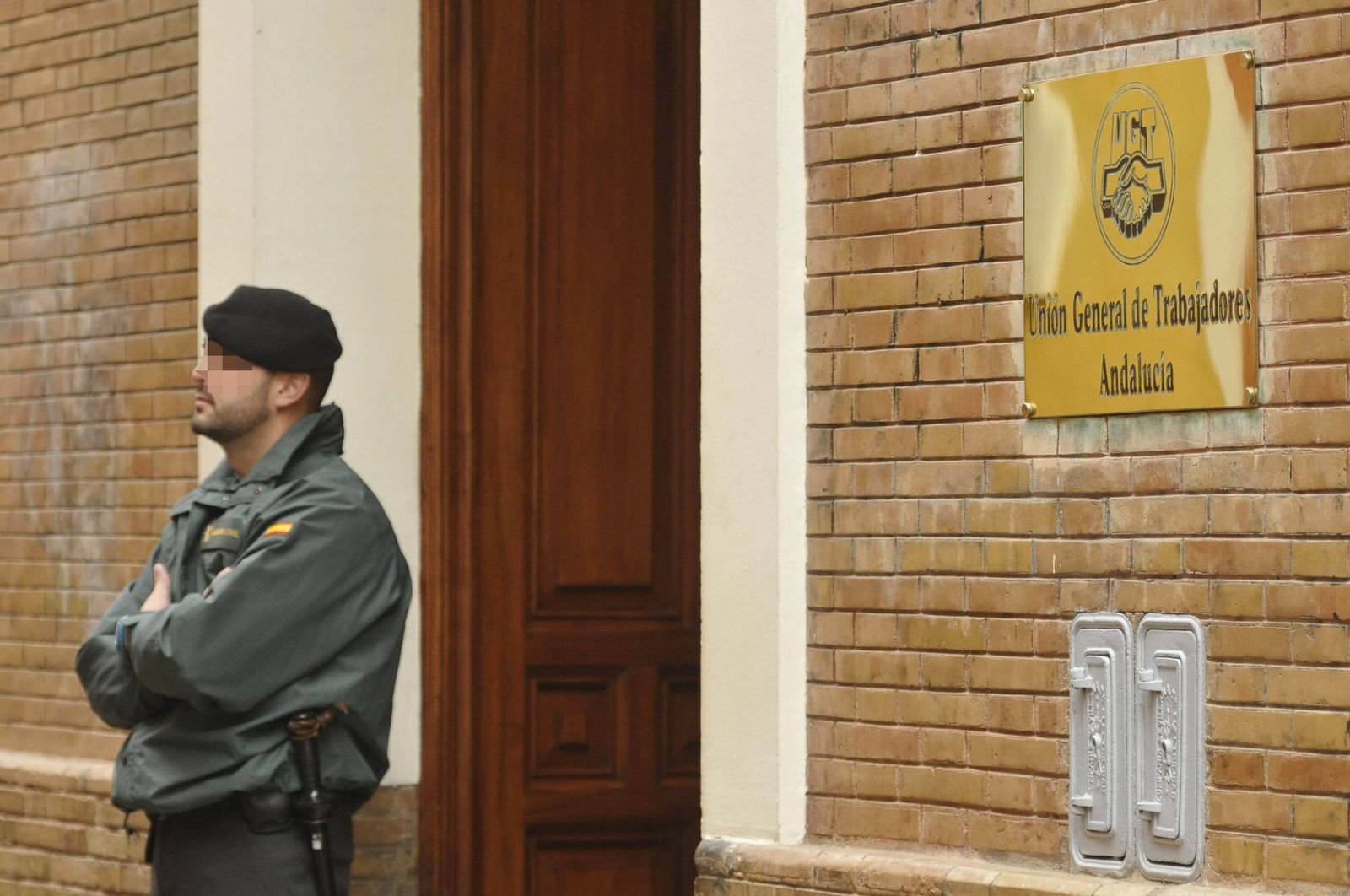 Un guardia civil durante un registro en la sede de UGT-A por el caso de las facturas falsas.