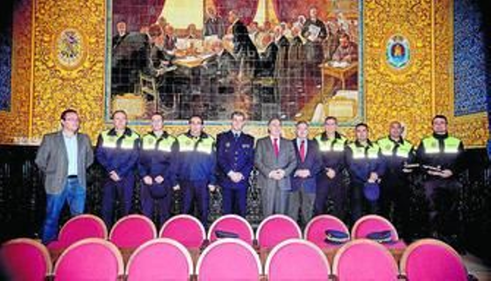 Los responsables municipales posan junto con los nuevos mandos de la Policía Local.