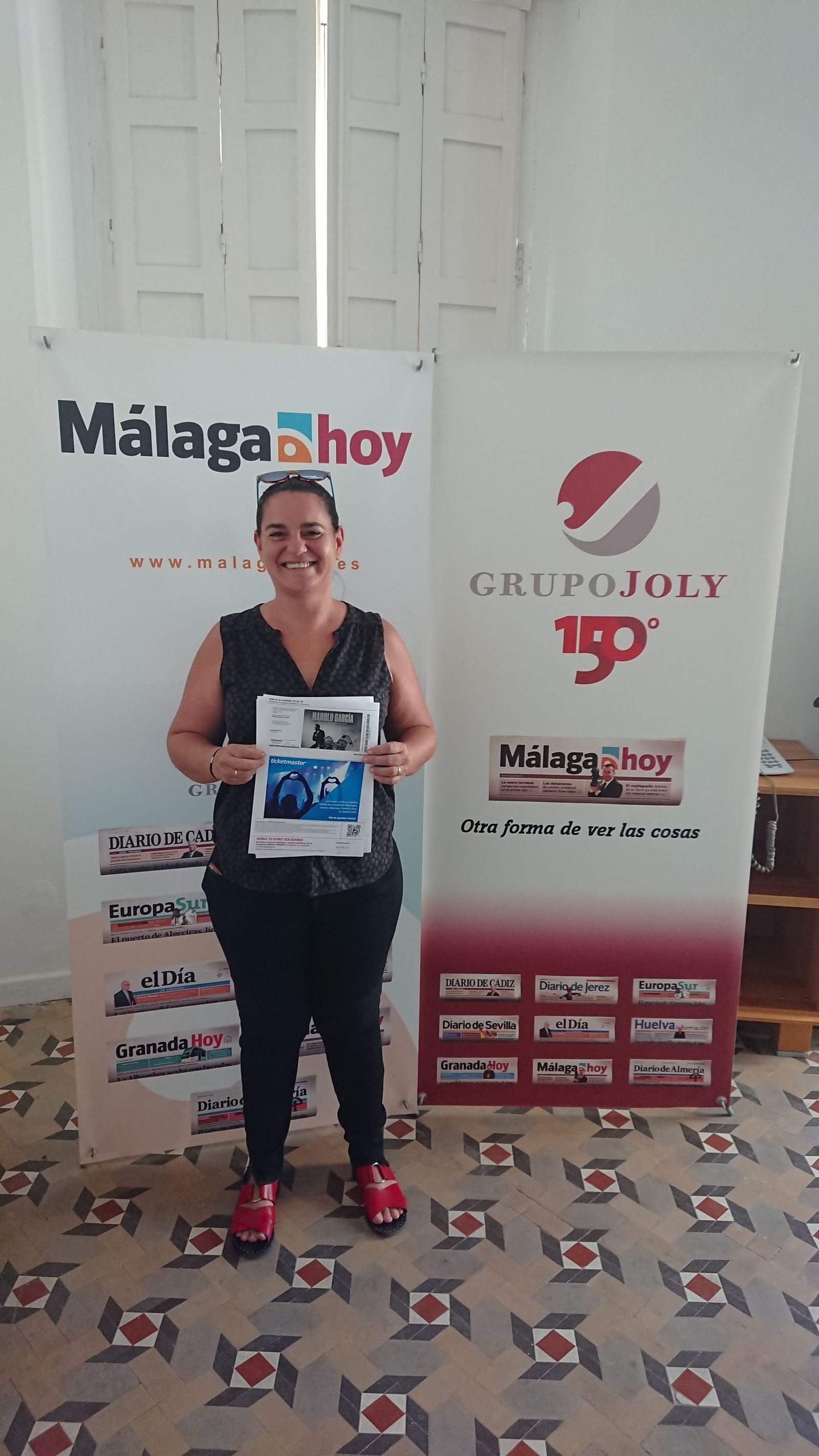 Eugenia Ángeles (hermana de José Carlos Ángeles), recoge las entradas para el Concierto de Manolo García