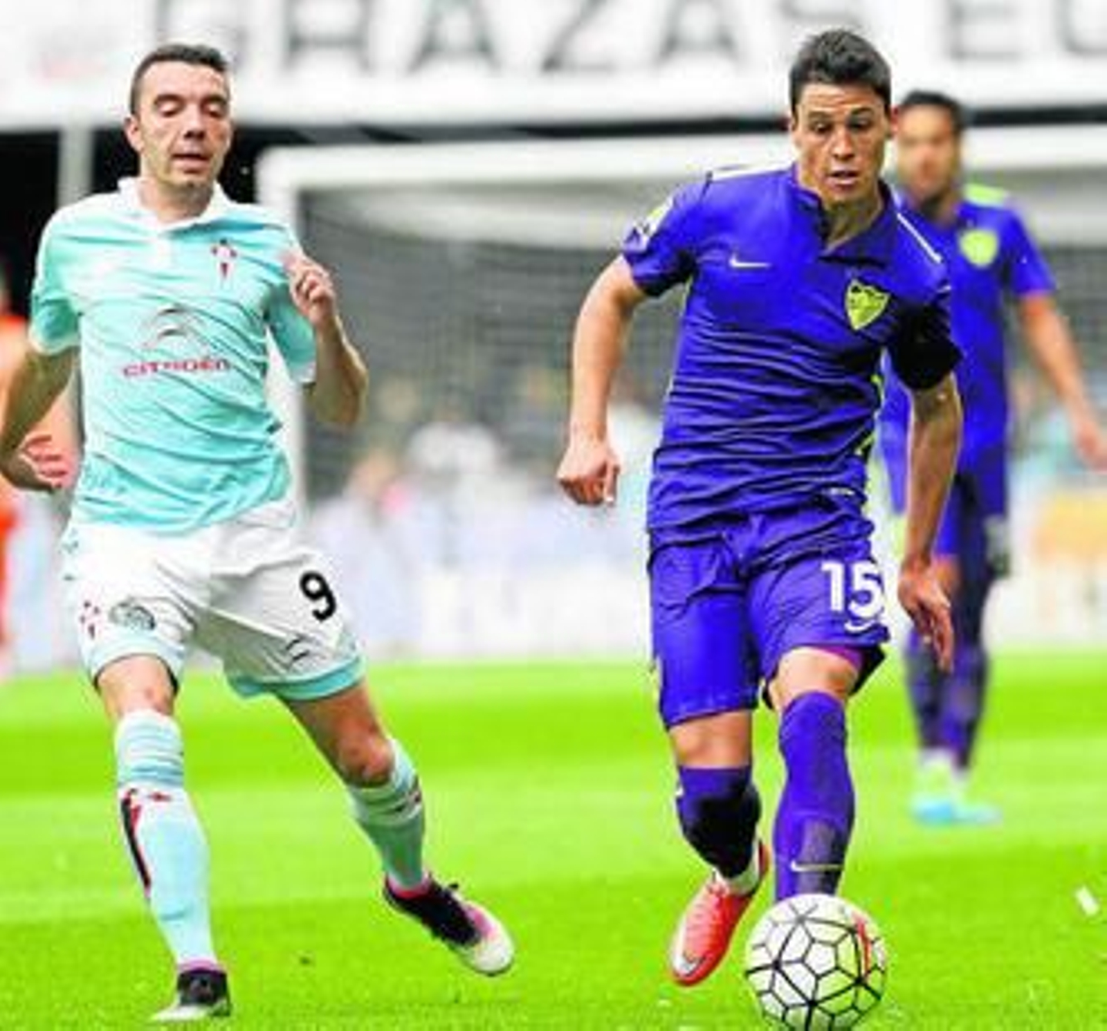 Ricca conduce el balón presionado por Iago Aspas.