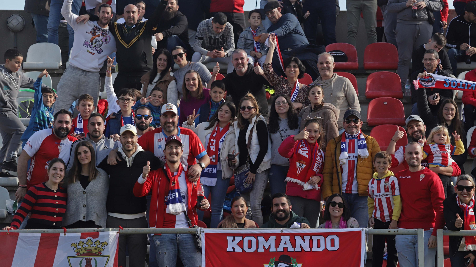 Fotos de la afición en el Nuevo Mirador
