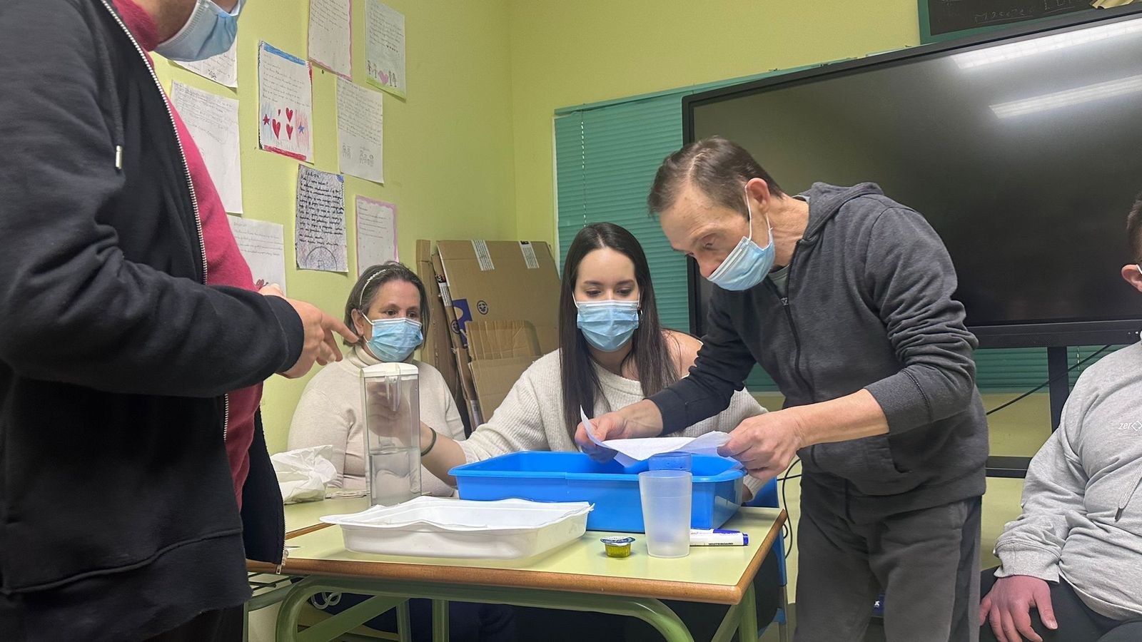 Irene haciendo prácticas de Psicología con usuarios.