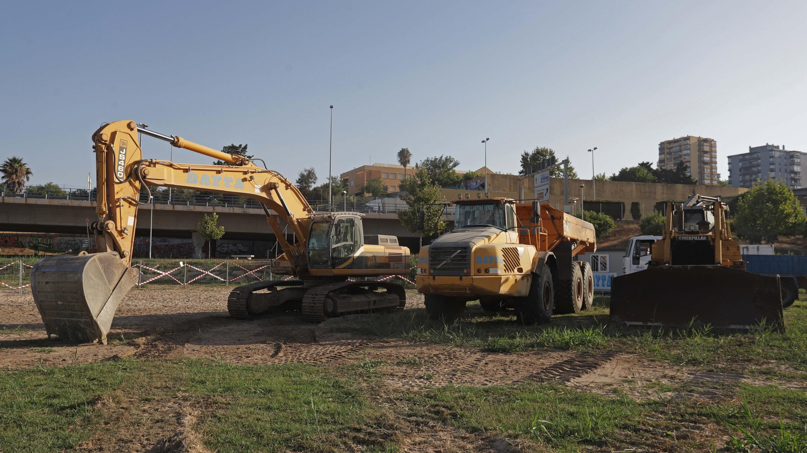 Fotos de los preparativos para el trasvase de arena en la playa de El Rinconcillo en Algeciras