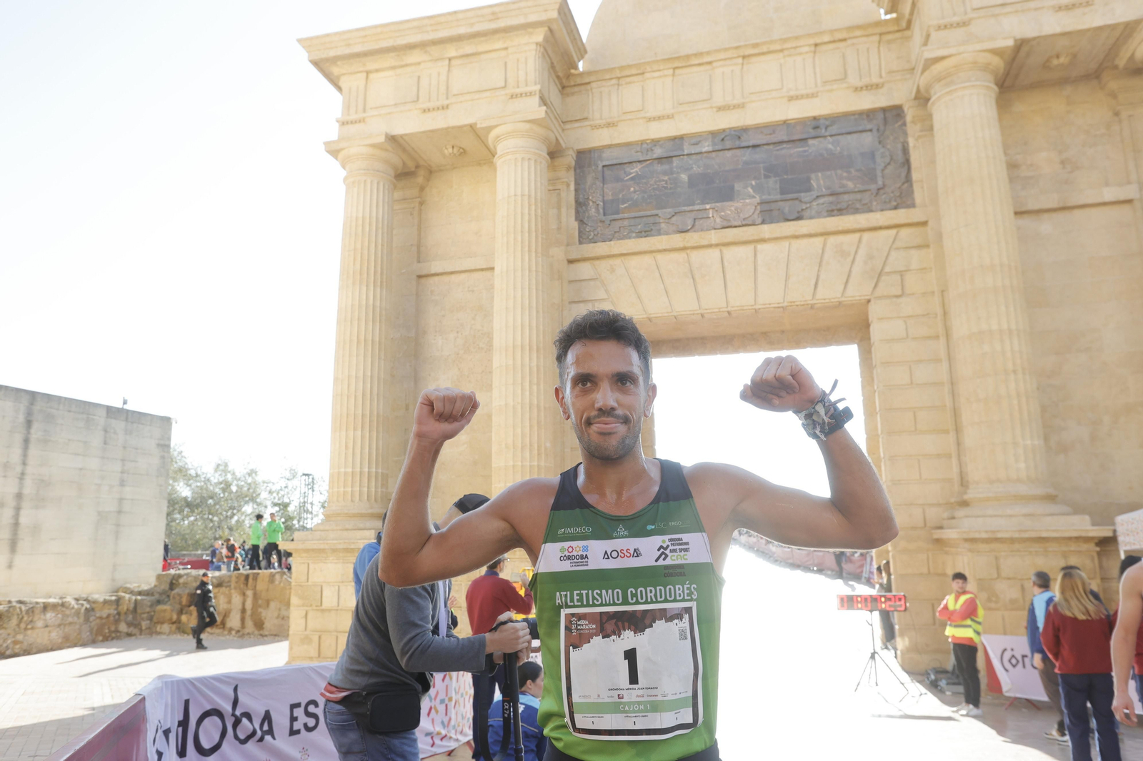 Media Maratón de Córdoba 2023: La gloria de cruzar la Puerta del Puente, en imágenes