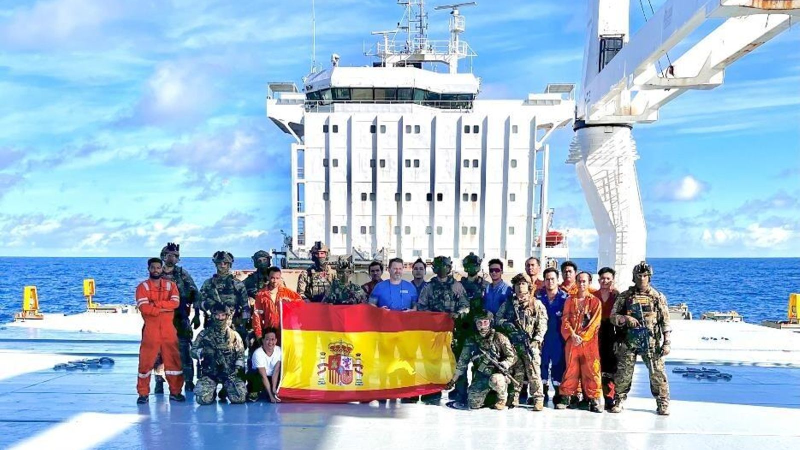 El equipo tras la liberación del buque secuestrado por los piratas. El equipo tras la liberación del buque secuestrado por los piratas.