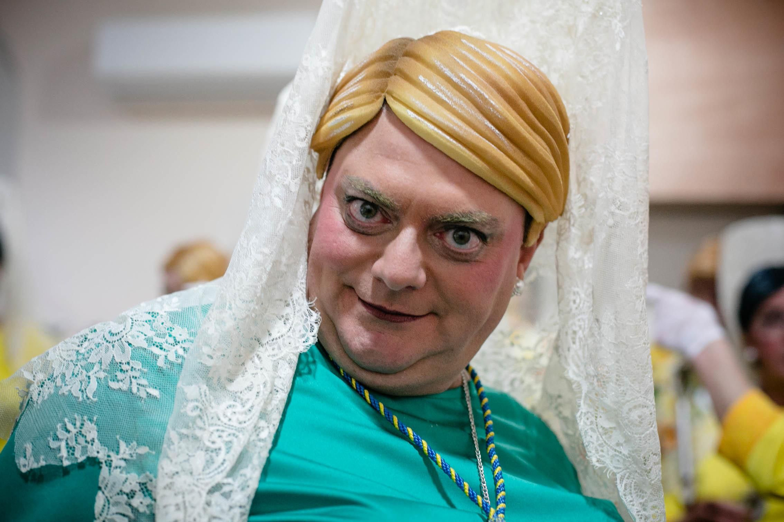 Algunos componentes del coro de Valdés, "Siguiendo tus pasos, Cádiz" momentos antes de salir al escenario.