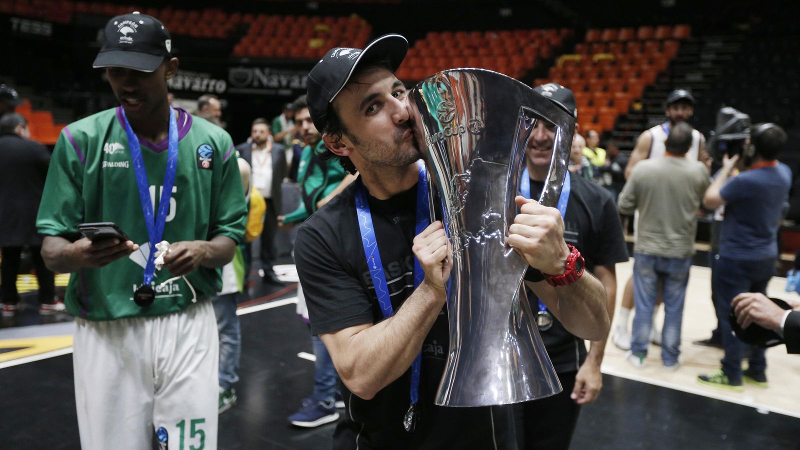 Diego Vázquez besa el trofeo en la pista de La Fonteta.
