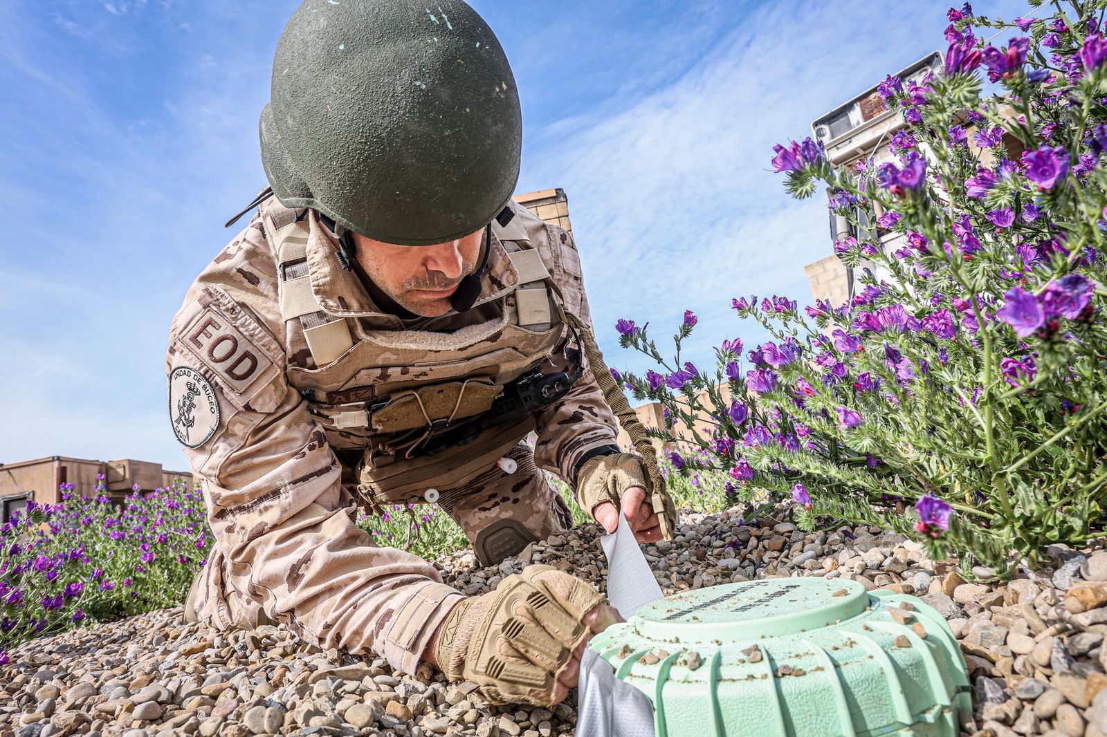 Fuerzas Armadas: Así se adiestran los equipos de desactivación de explosivos en Cádiz