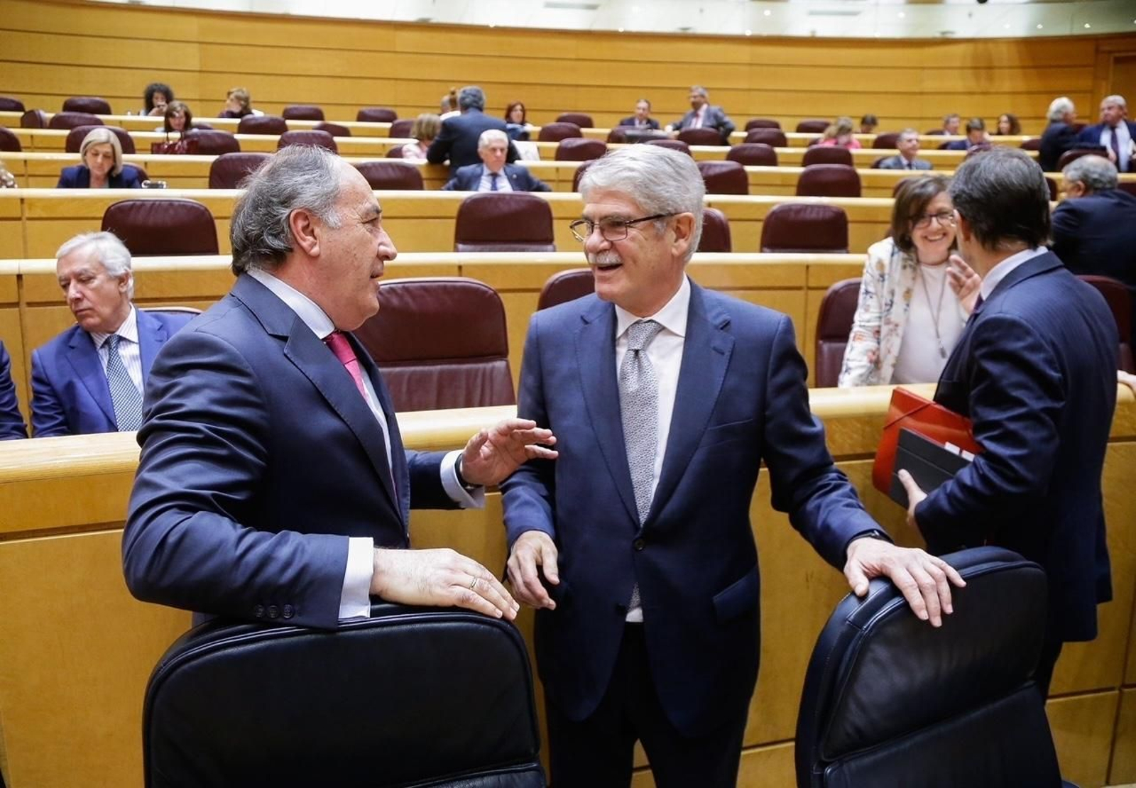 El alcalde y senador José Ignacio Landaluce conversa con el ministro Alfonso Dastis en el Senado.