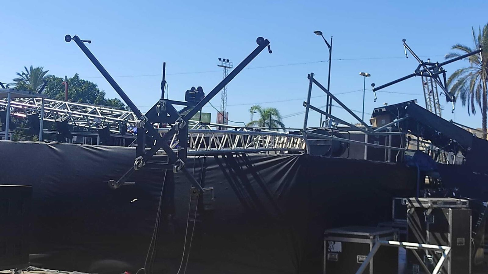 Foto de la base de la estructura en la que se comprueba que no estaba fijada al suelo ni tenía contrapesos.