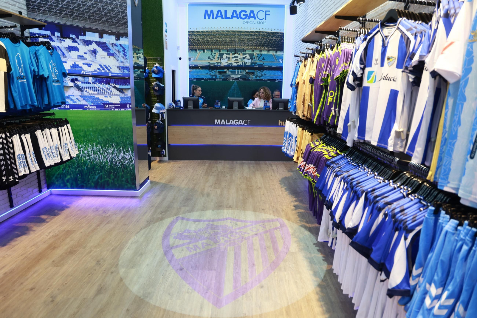 La tienda del Málaga CF en Calle Larios, en fotos