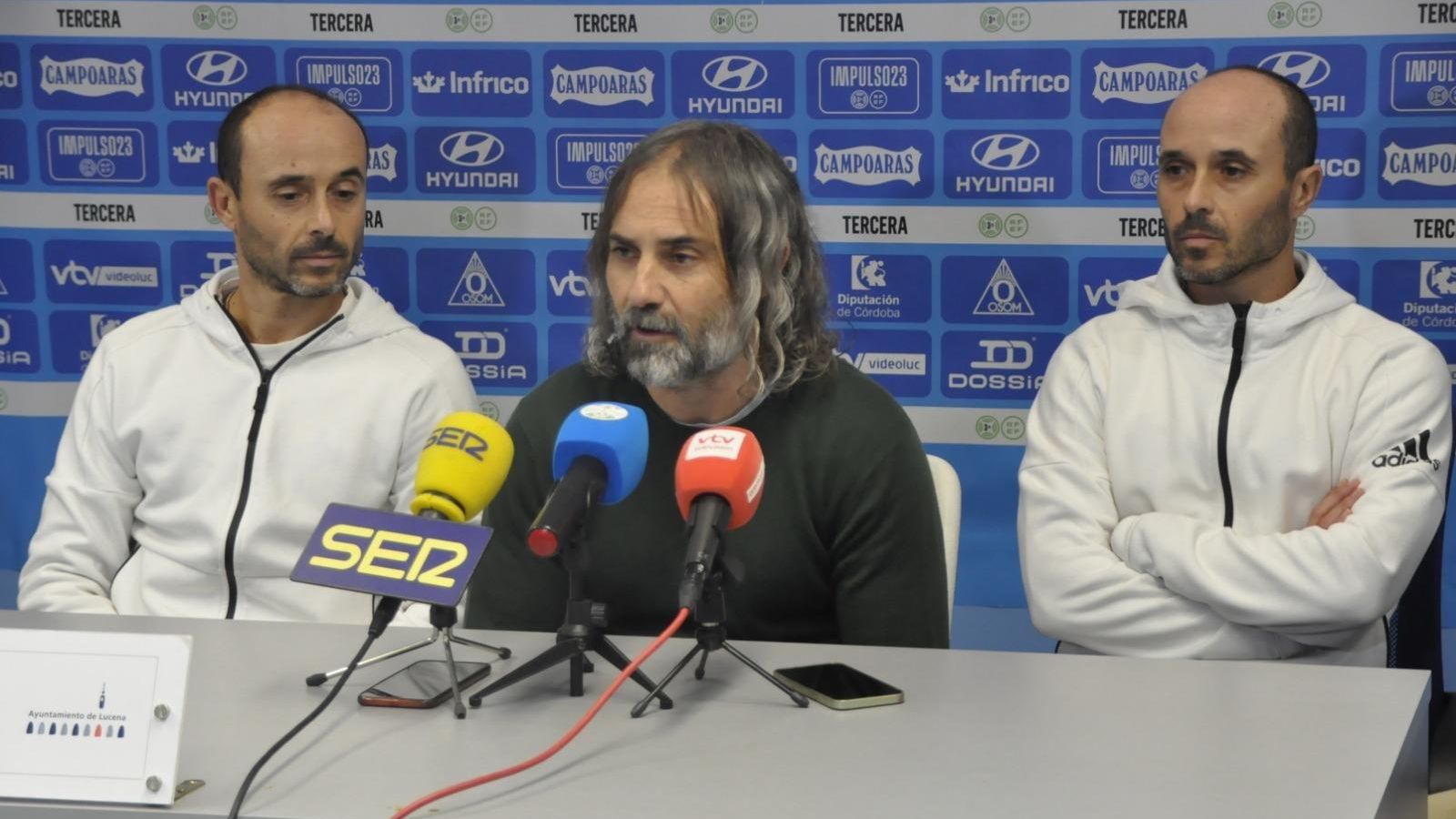 Juan Cantero 'Juani' atiende a los medios junto a los hermanos Carrasco.