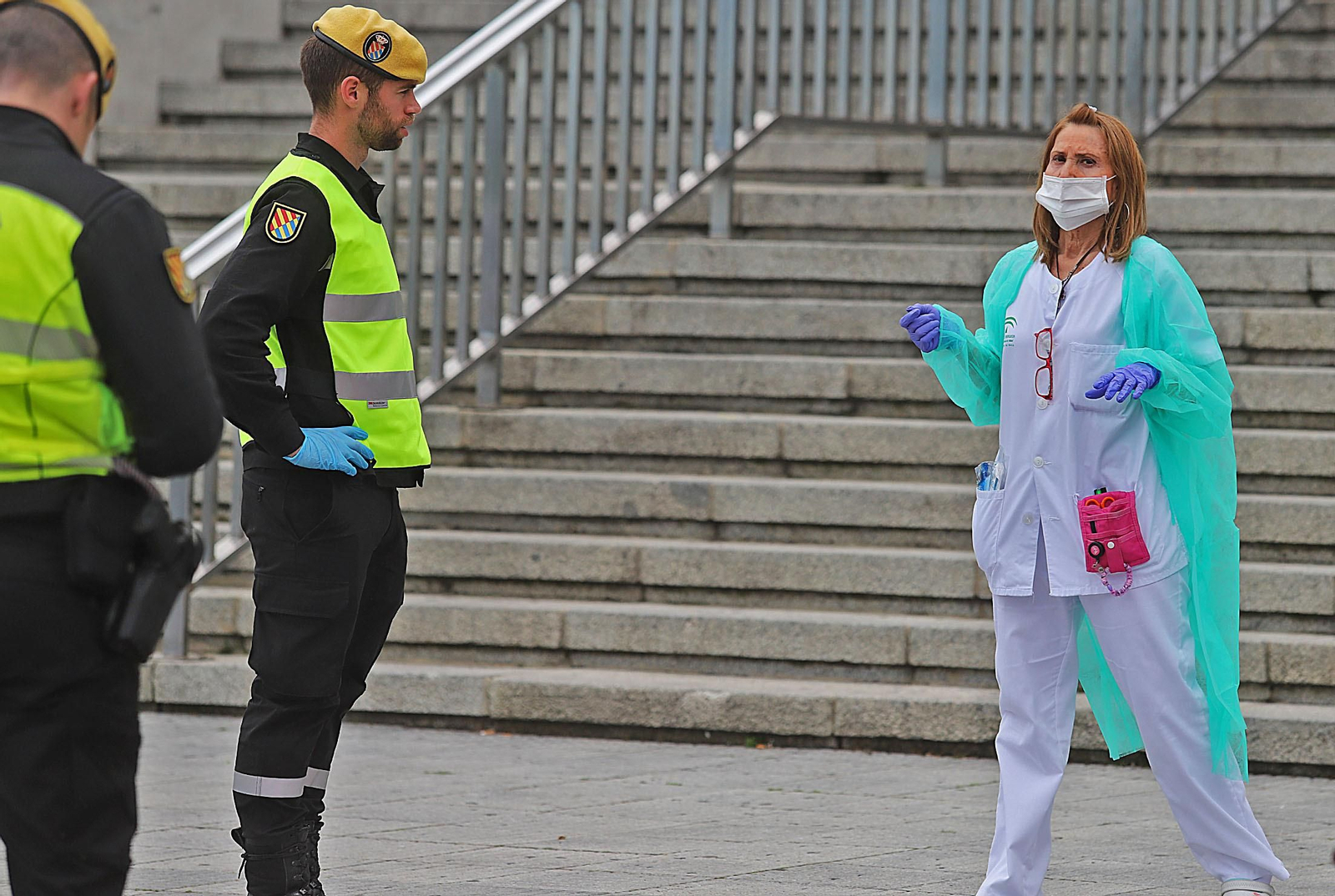 Imágenes de la UME realizando trabajos de limpieza y desinfección en el Hospital Infanta Elena de Huelva
