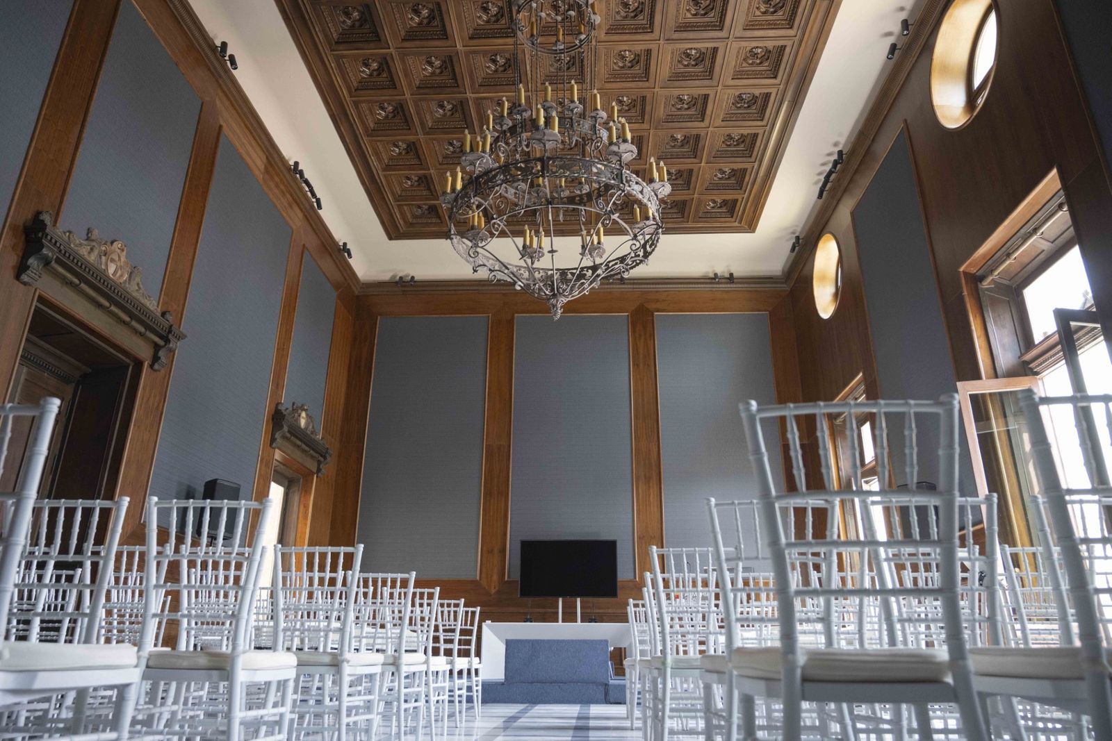 Antiguo Salón de Plenos con sillas de mimbre provisionales