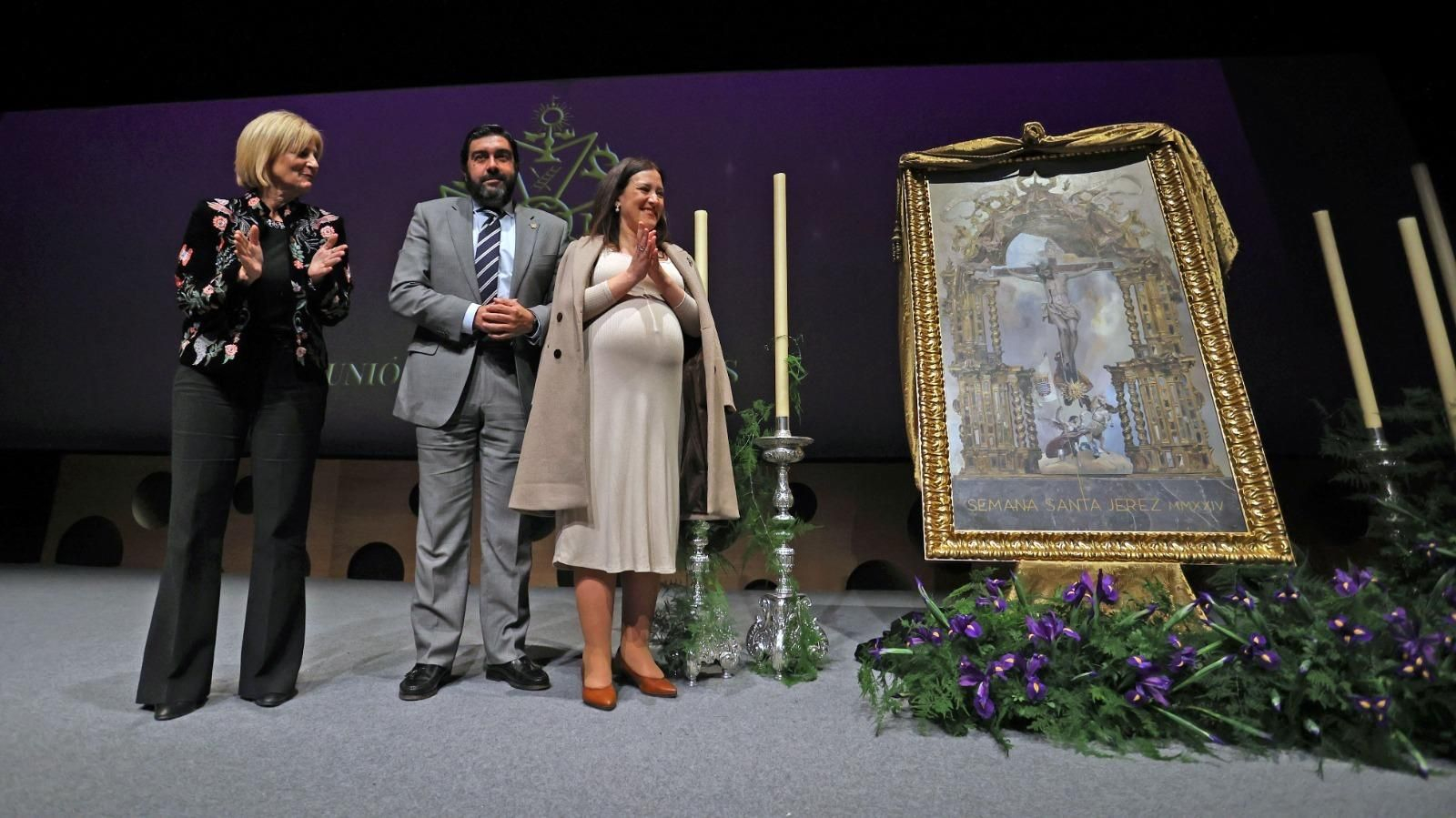 La autora del cartel, junto a la alcaldesa y el presidente de la Unión de Hermandades