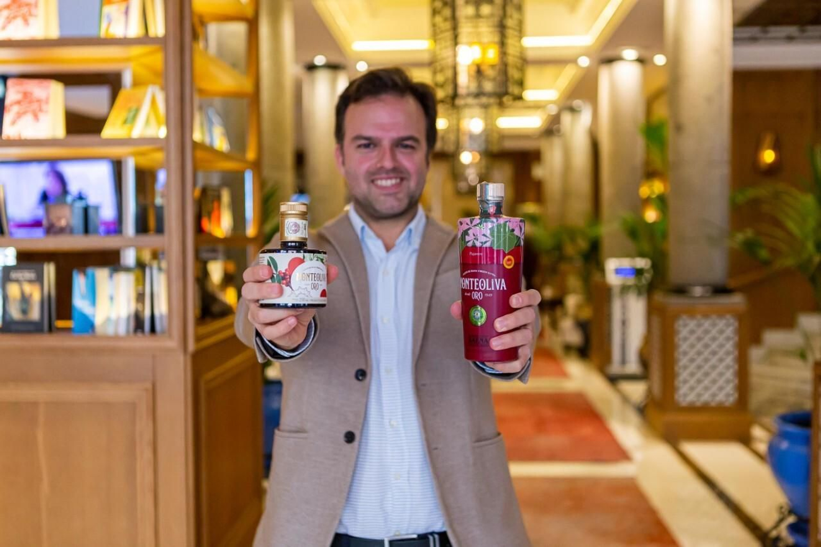 El gerente de Monteoliva, José Antonio López, muestra las botellas de aceite.