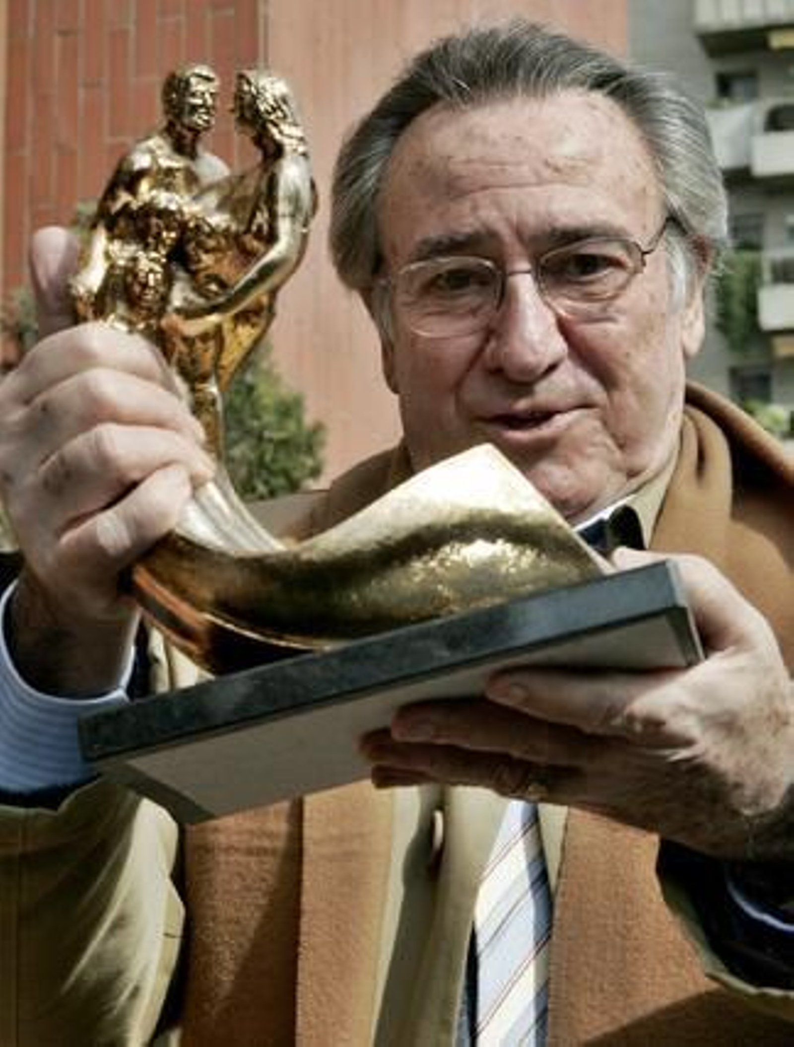 El cantante Manolo Escobar posa con el premio Ola de Oro (2007) en reconocimiento a su trayectoria cinematográfica, con una veintena de películas.

Foto: Alberto Estévez / Efe