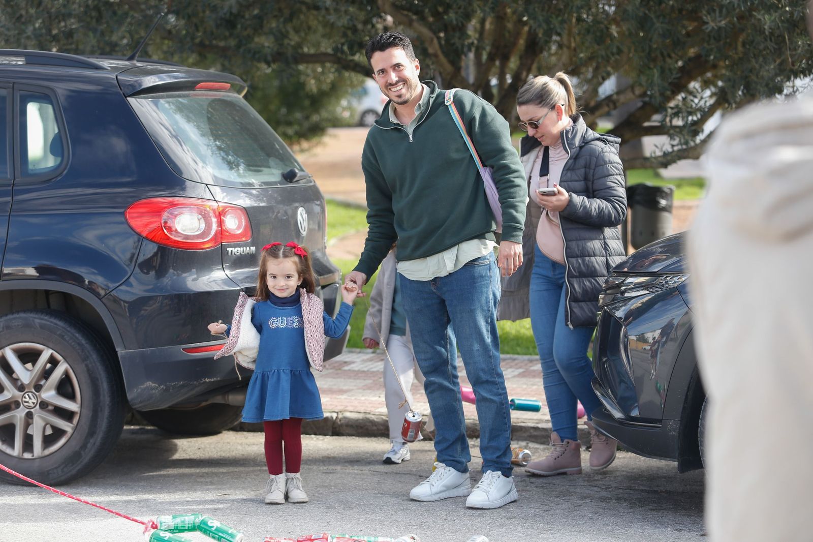 Búscate en las fotos del arrastre de latas 2026 en Los Barrios
