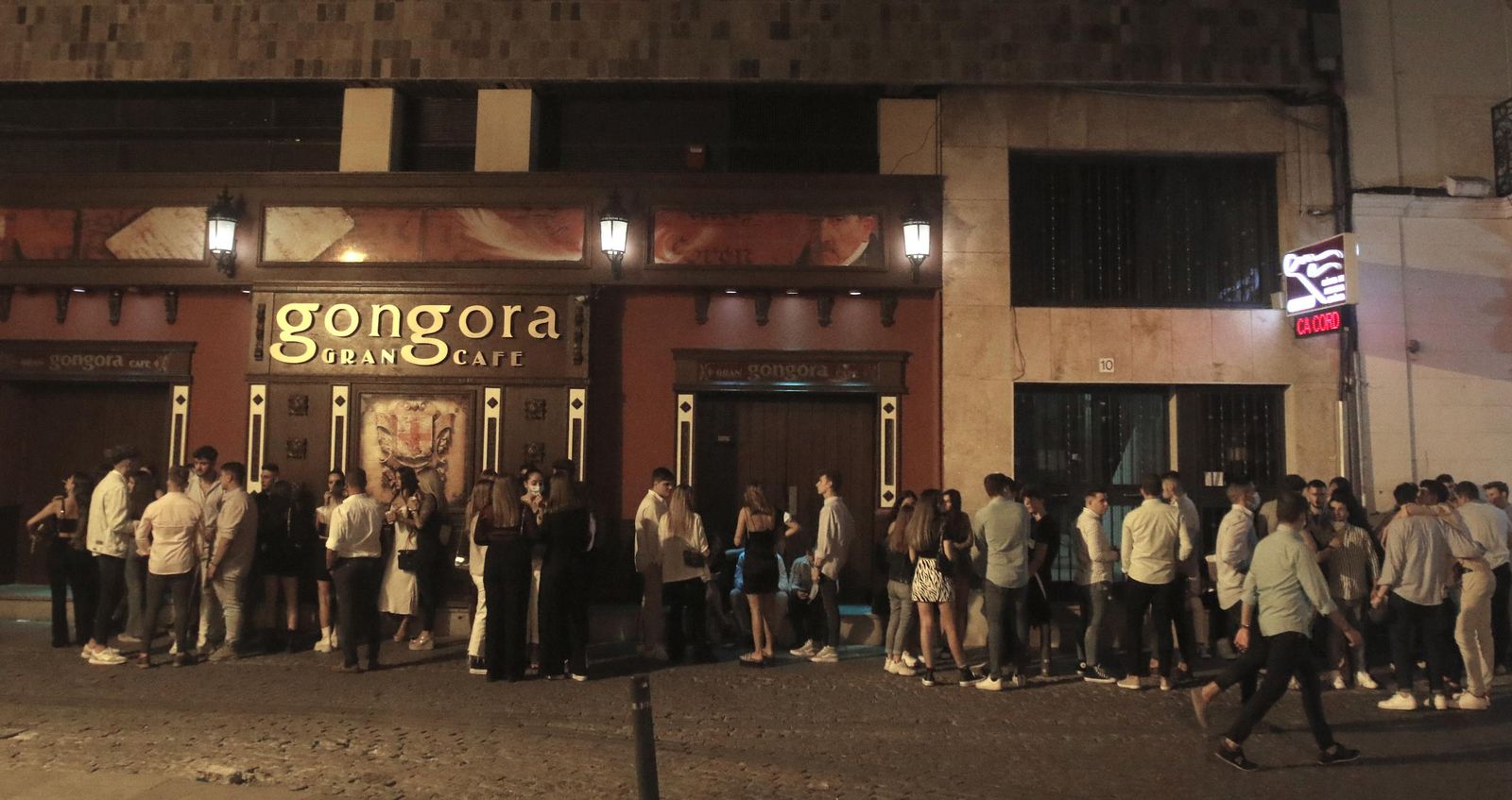 Jóvenes a las puertas de un local de ocio de la ciudad