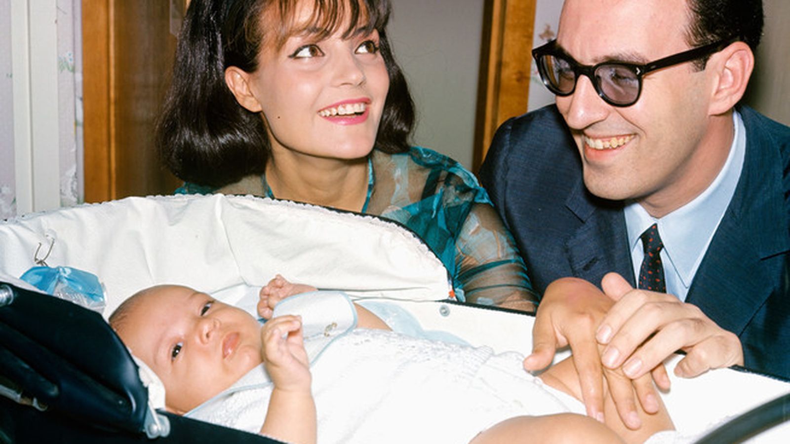 Carmen y Augusto Algueró, con su hijo, Augusto Algueró Junior, cuando era un bebé.
