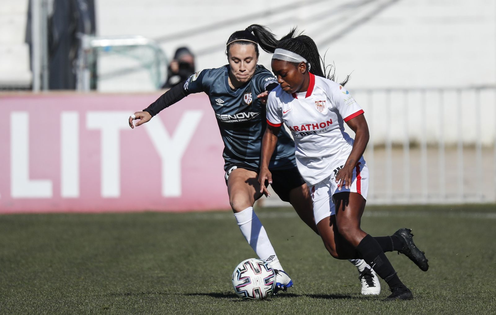 La sevillista Payne trata de escaparse de una defensora del Rayo.