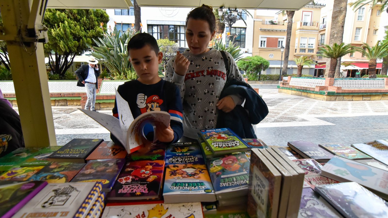 Las fotos de la Feria del Libro de La Línea