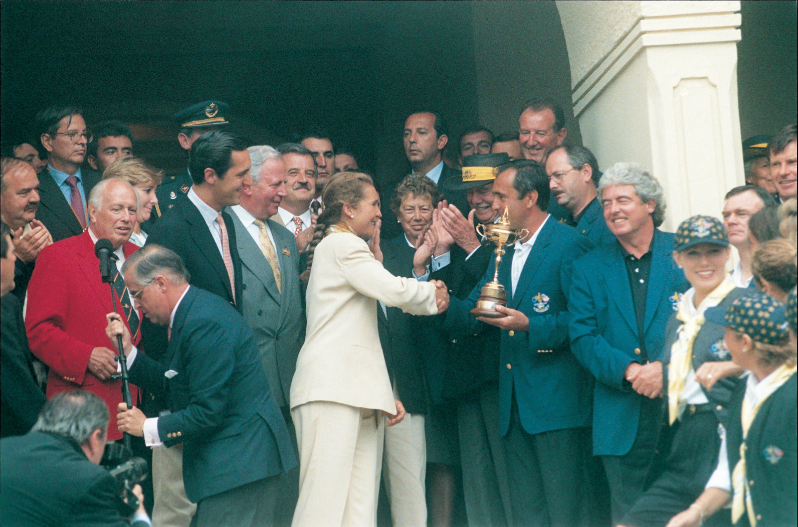 La infanta Elena, junto a Marichalar, entrega el trofeo a Seve Ballesteros.