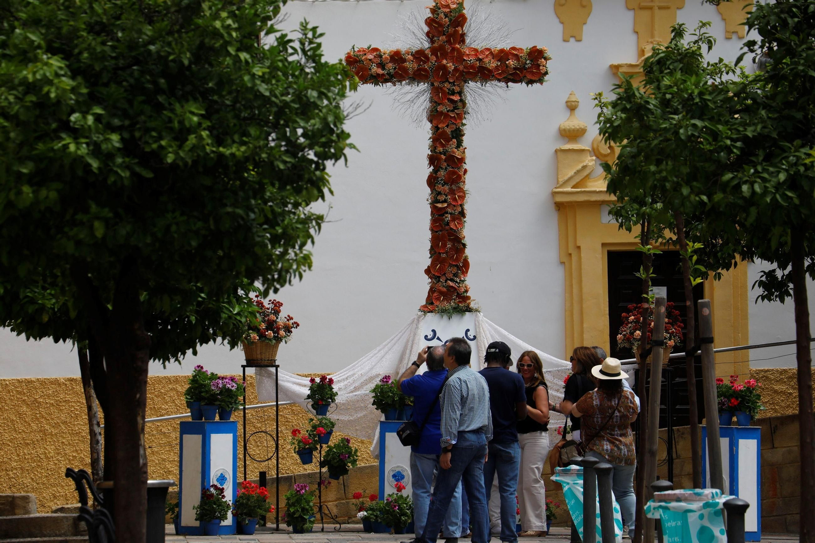 Varias personas en una de las cruces del año pasado.