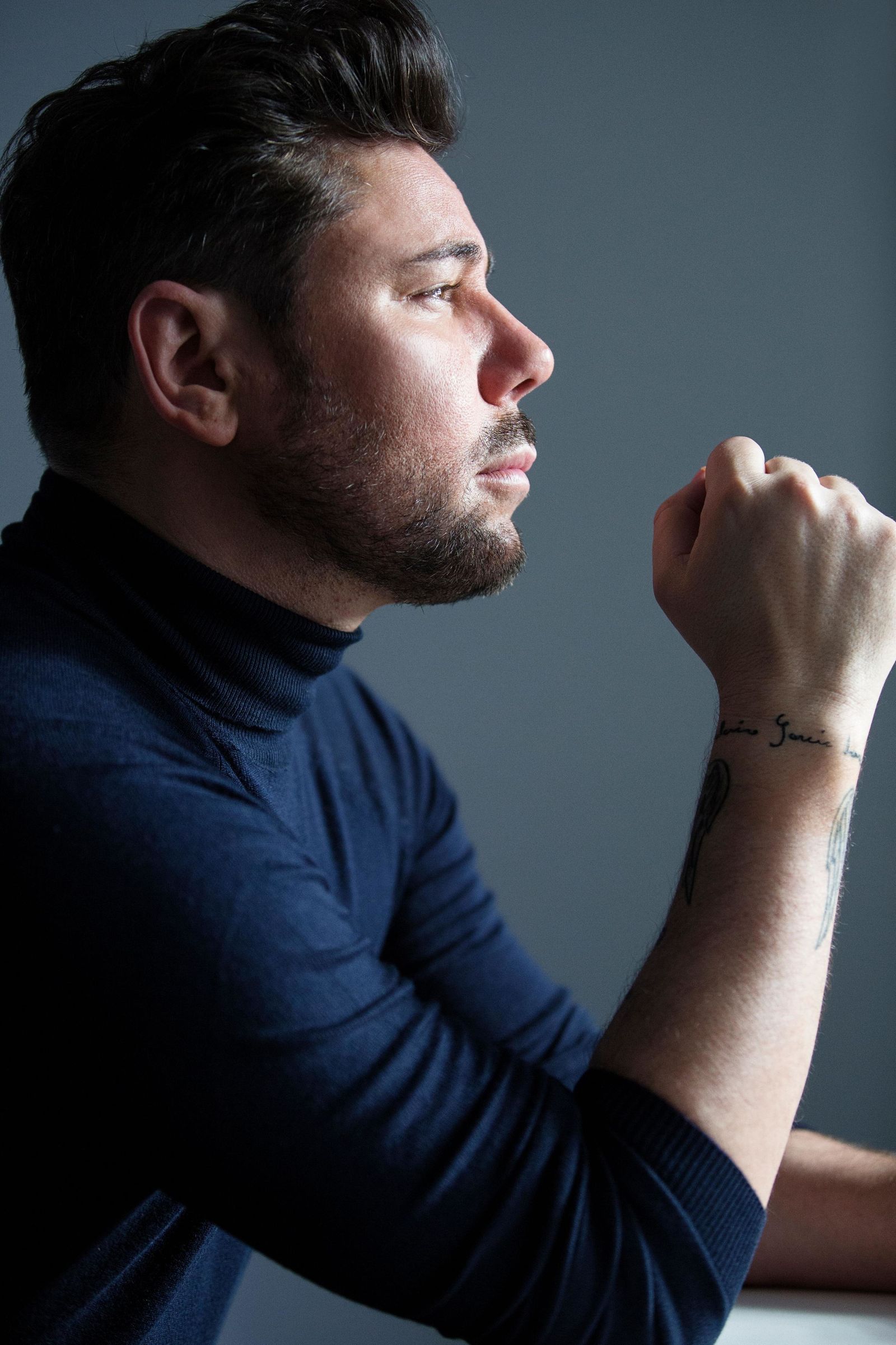 Miguel Poveda incluye en su último álbum composiciones propias.