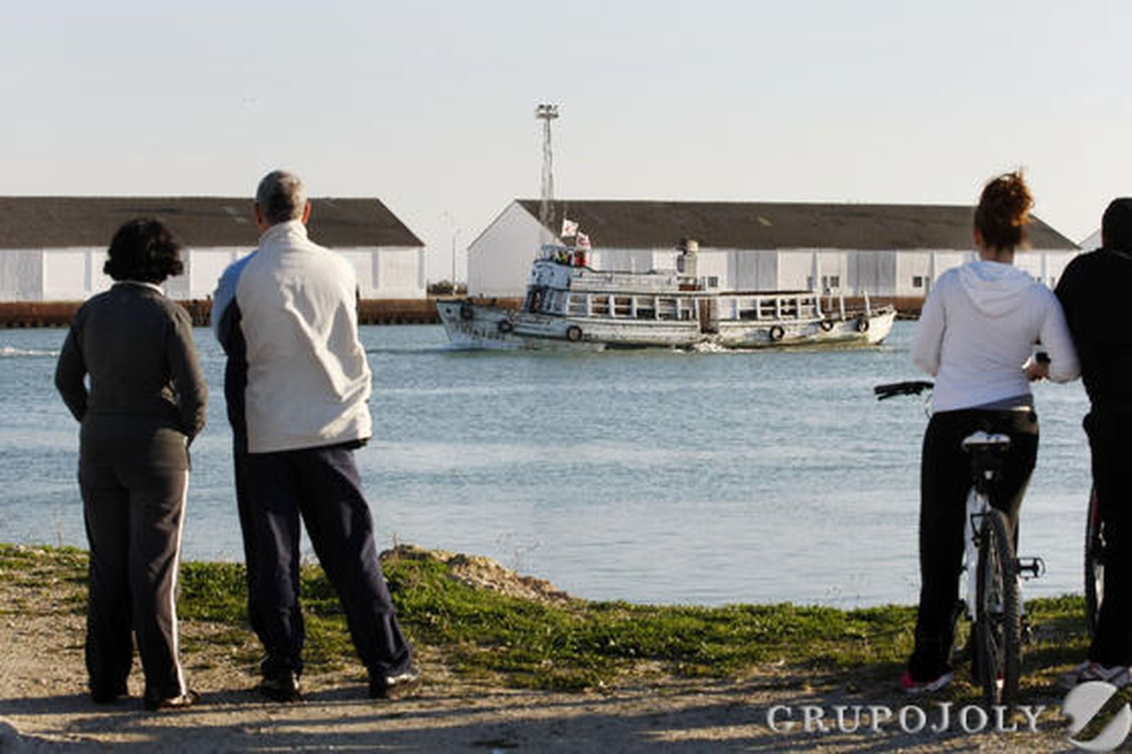 El Adriano III regresa al varadero de El Puerto, donde será reparado para su puesta en funcionamiento en marzo de 2012.

Foto: Fito Carreto