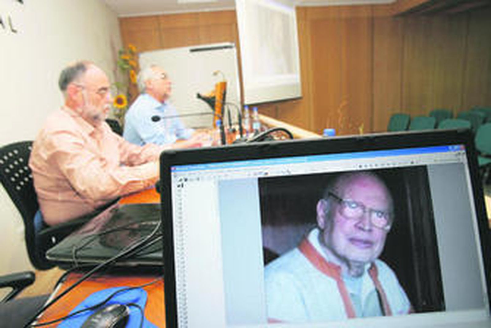 Jesús María Serrano, junto a un portátil con la imagen del artista.