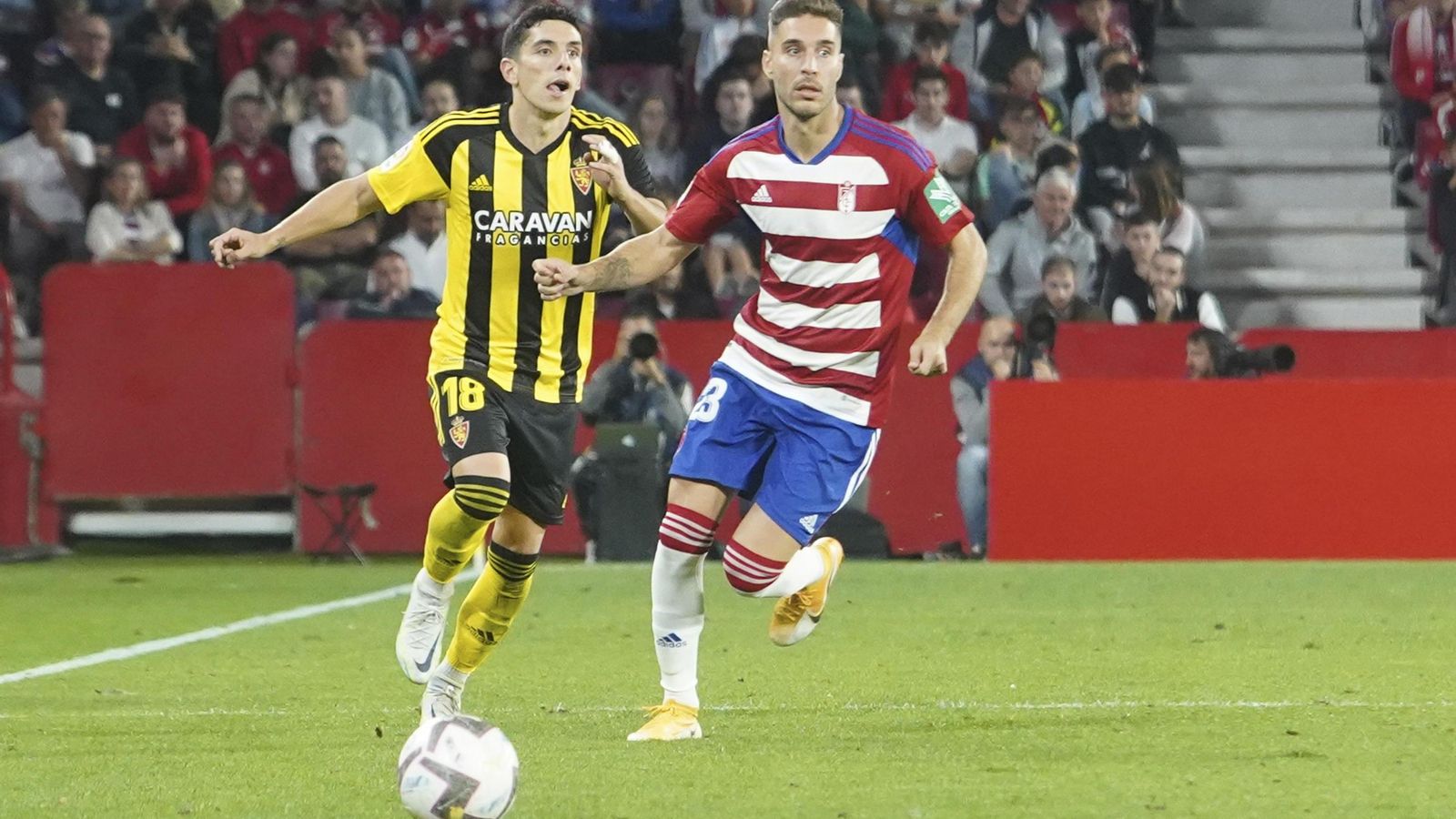 Rochina persigue a Fran Gámez en el duelo ante el Zaragoza.