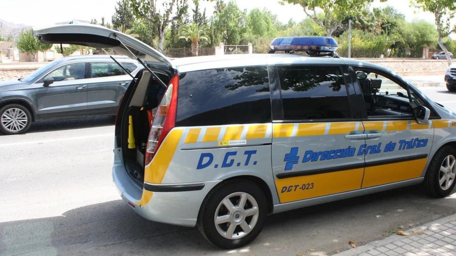 Vehículo de la Dirección General de Tráfico en Bollullos Par del Condado Vehículo de la Dirección General de Tráfico en Bollullos Par del Condado