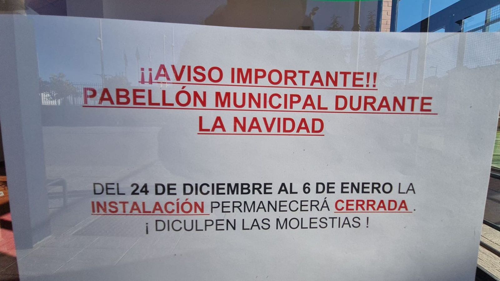 Cartel informativo sobre el horario durante la época navideña en el pabellón