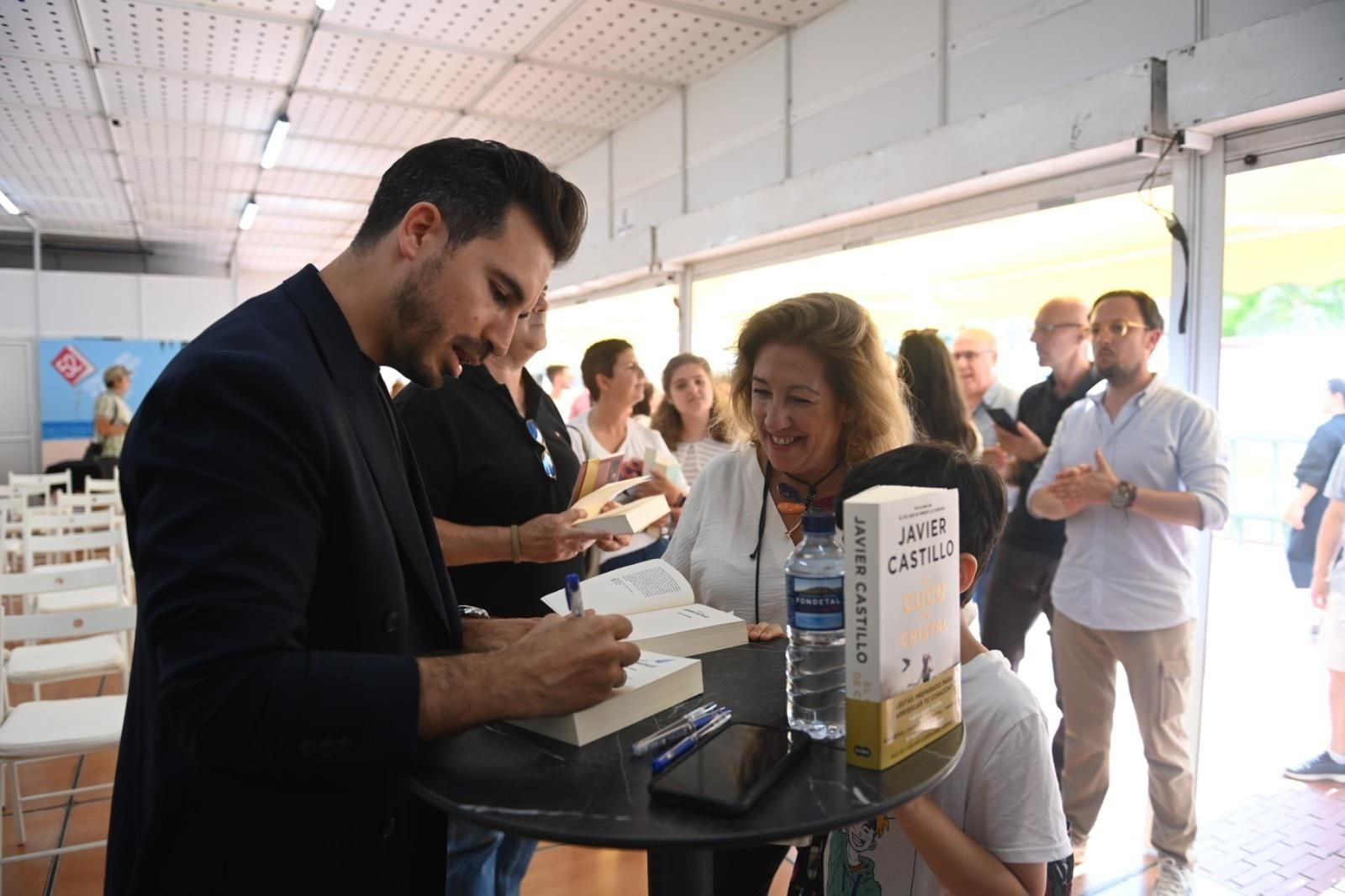 Javier Castillo firma ejemplares de sus novelas en la Feria del Libro.