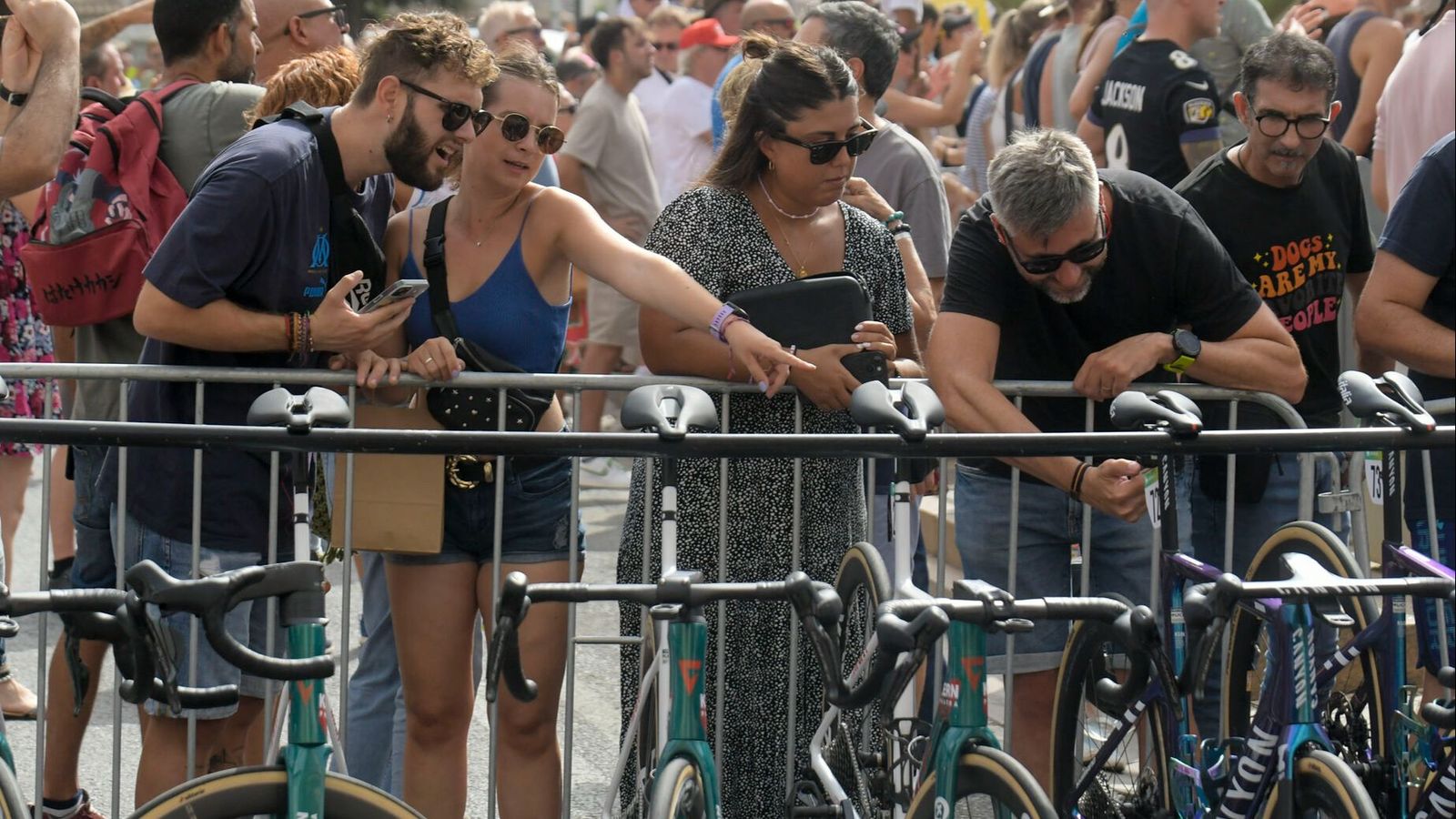 Los asistentes admiran las bicicletas de los cliclistas