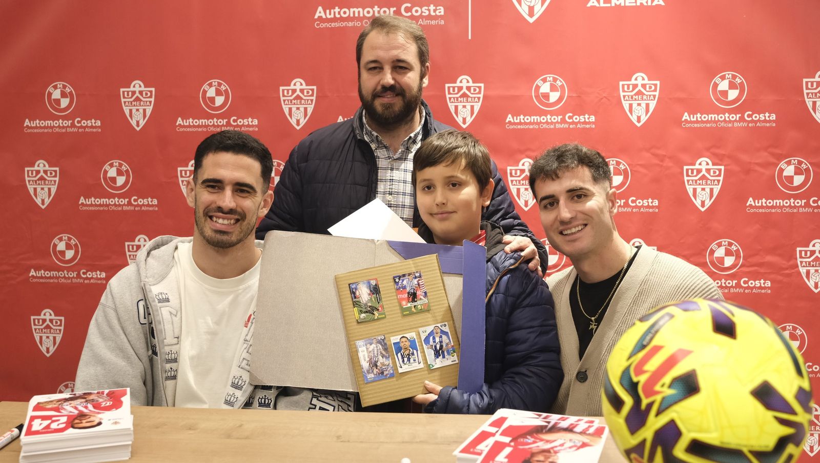 Jon Mocillo y Miguel de la Fuente firman autógrafos en Automotor Costa BMW
