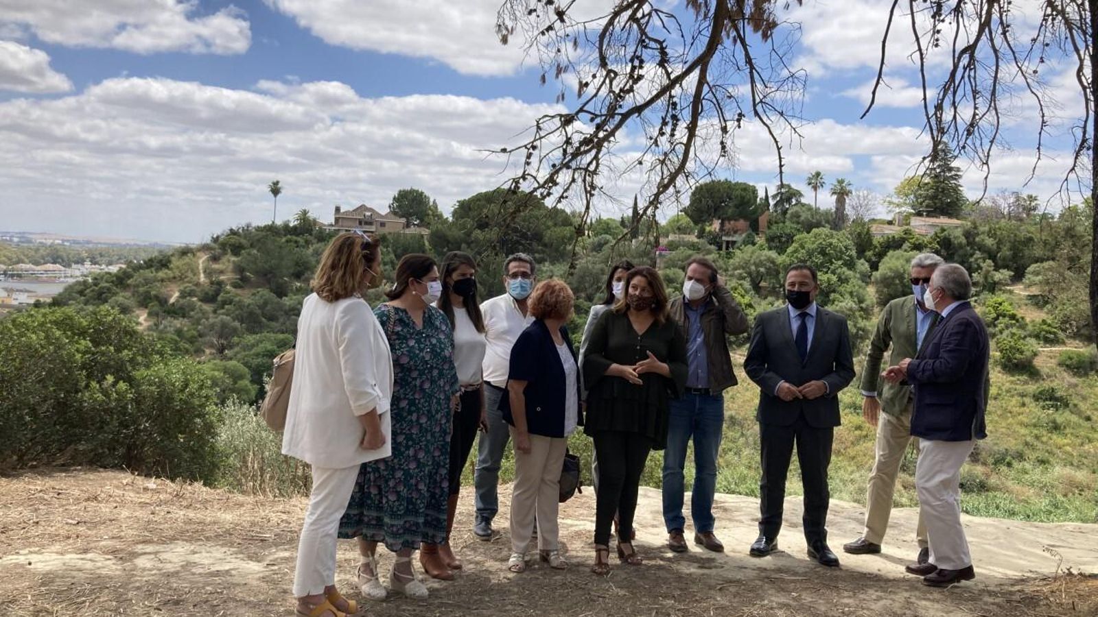 La consejera flanqueada por los alcaldes de Gelves y Mairena, el delegado de la Junta en Sevilla y  las delegadas territoriales de Agricultura y Medio Ambiente, entre otros, en el tramo de Corredor Verde Metropolitano de Mairena.