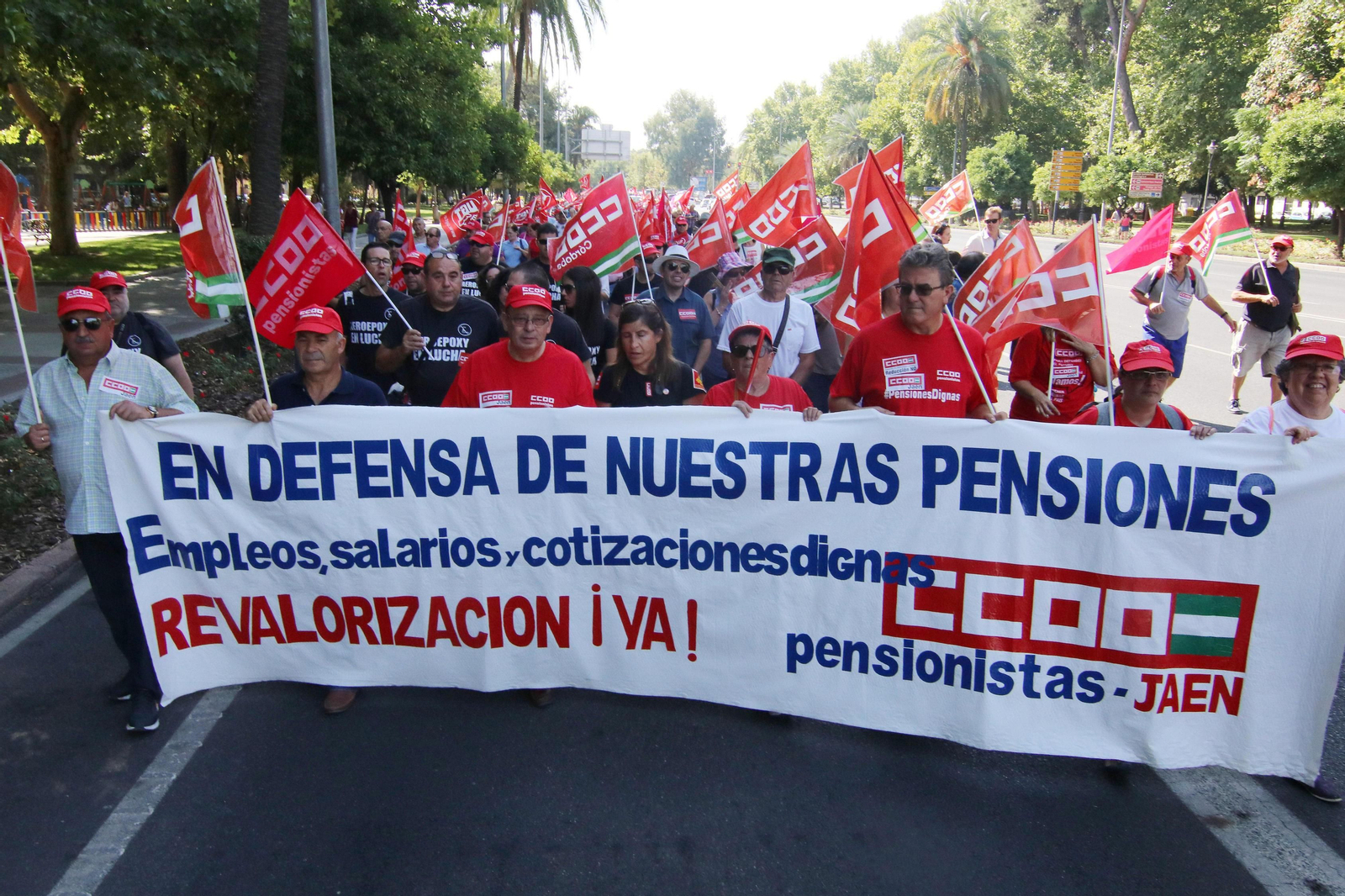 Asistentes a la marcha, ayer a su paso por Conde de Vallellano, pasado el mediodía.