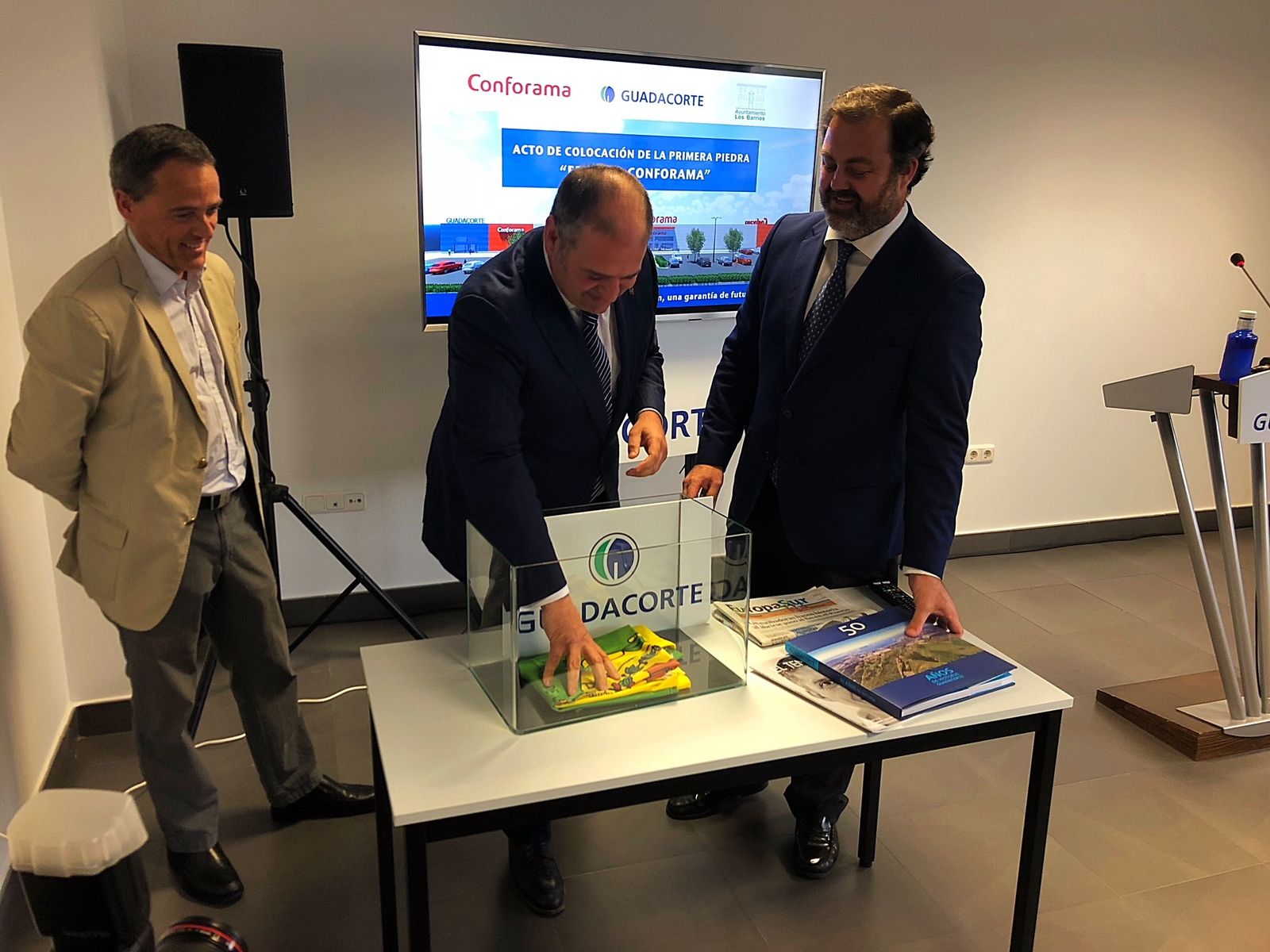 Romero, durante la preparación de la primera piedra.