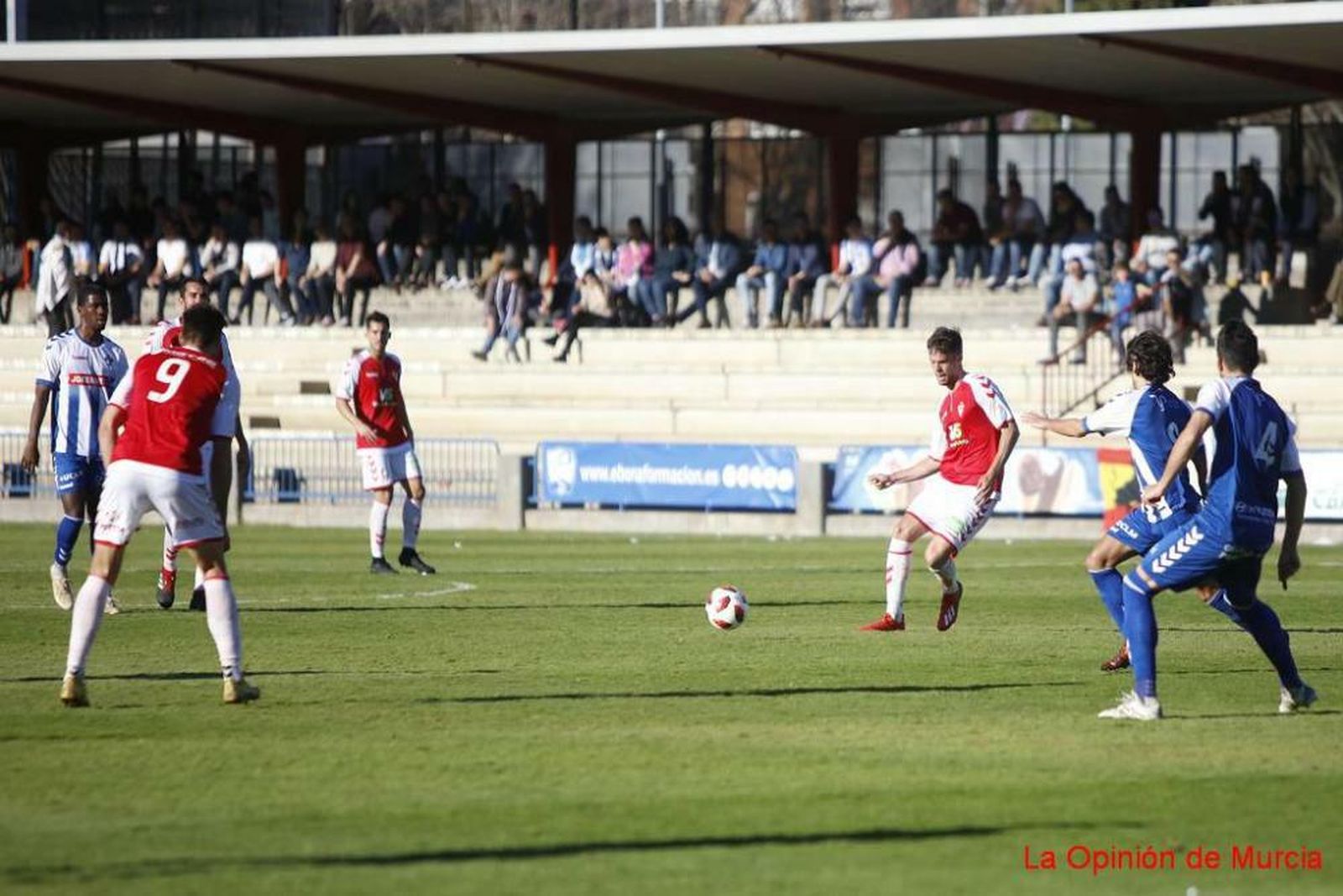 Una acción del choque entre el Talavera y Real Murcia