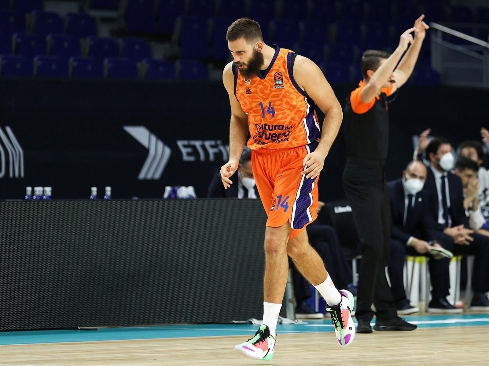 Bojan Dubljevic celebra un triple.