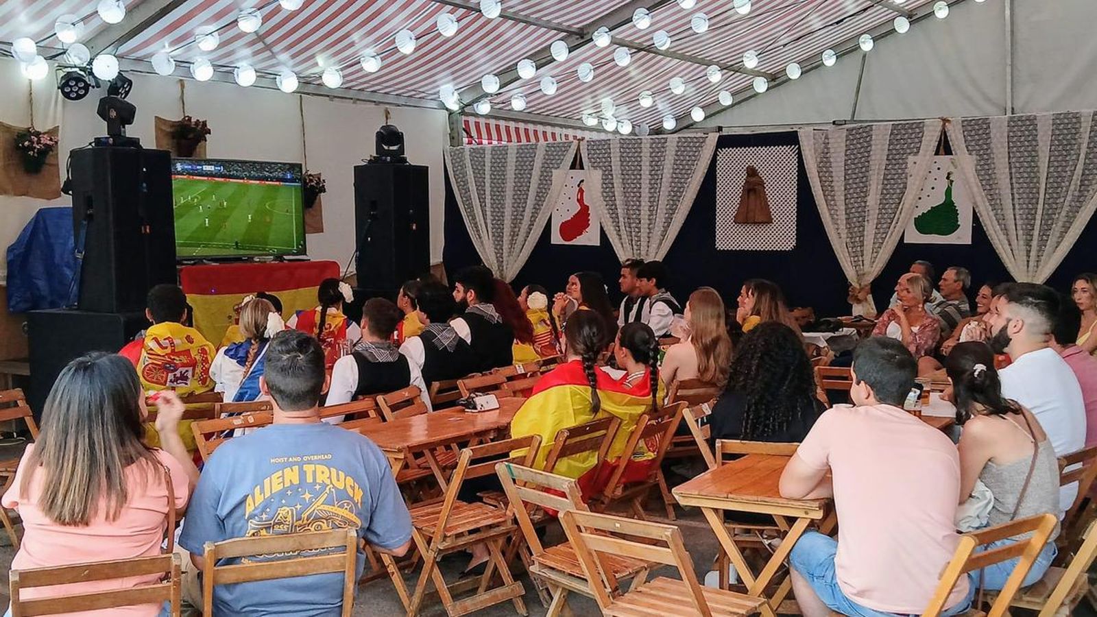 El partido también se siguió en numerosas casetas.