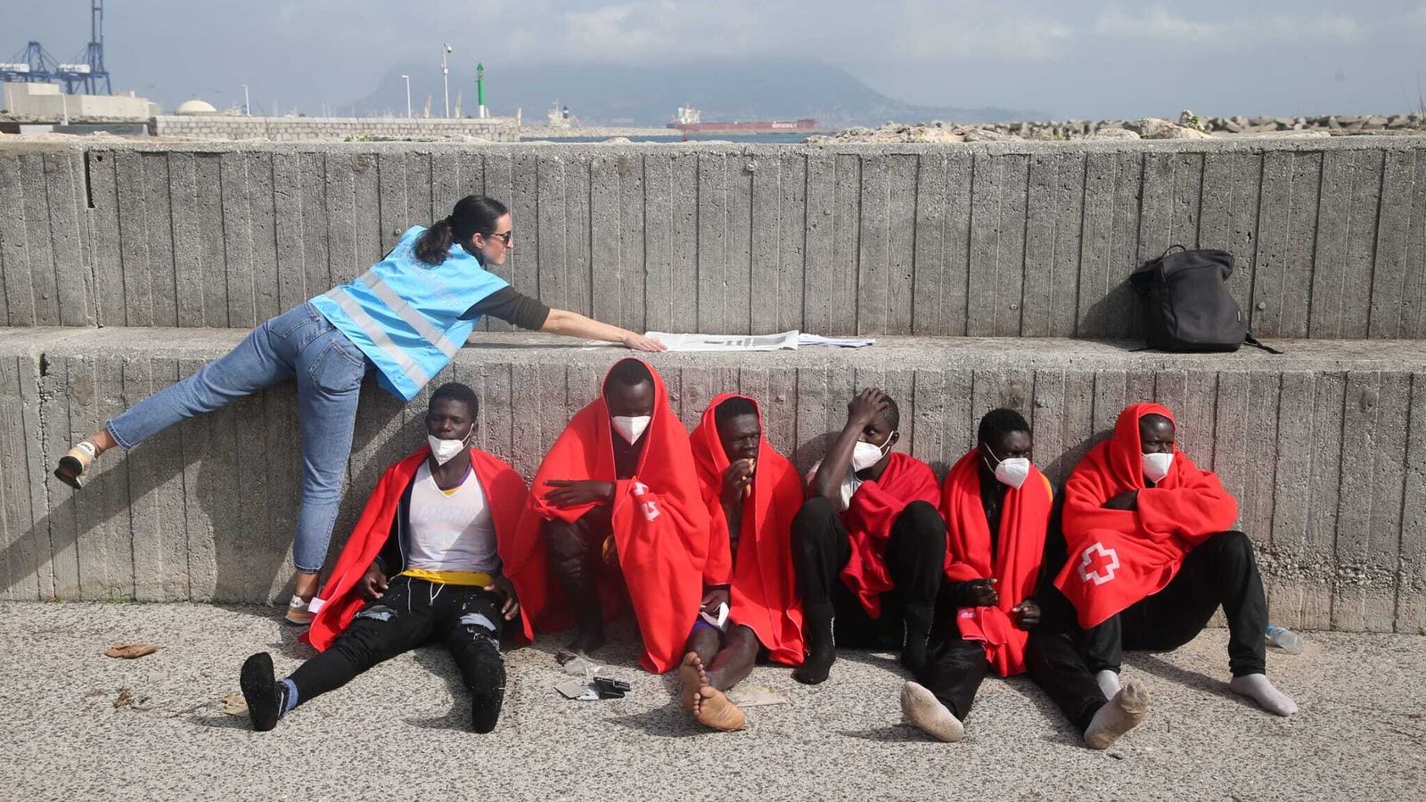 Seis migrantes atendidos por sanitarios en el puerto de Algeciras.