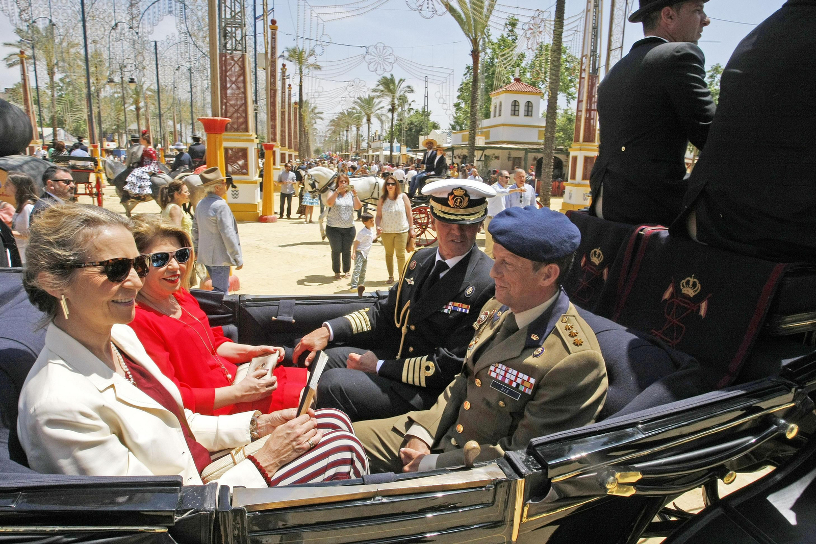 La Infanta Elena, junto a la alcaldesa, Mamen Sánchez; y el coronel de la Guardia Real, Eduardo Diz, el pasado viernes en coche de caballos por el Real.