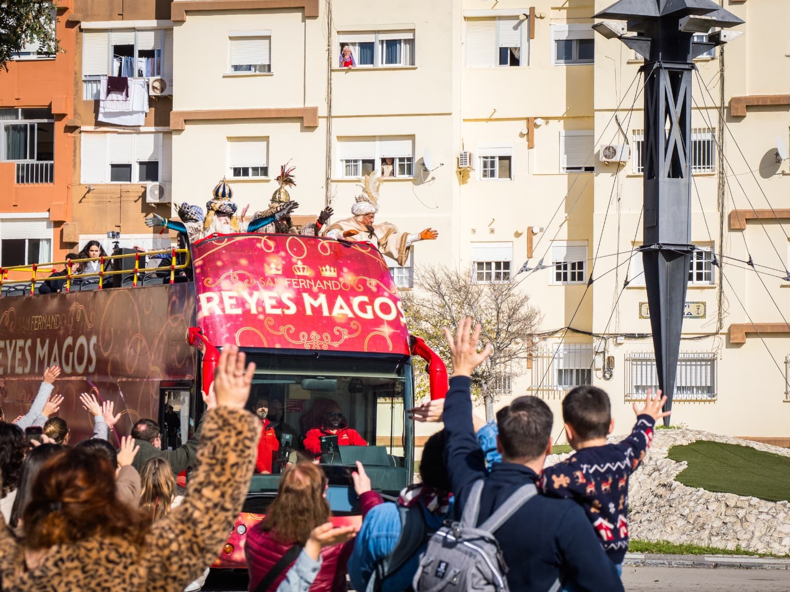 Los Reyes Magos recorren San Fernando en el Bus Real