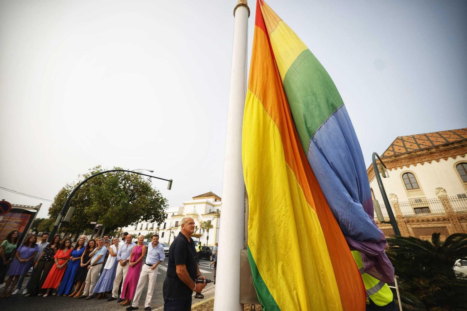 Momento en el que se sube la bandera con miembros del Ayuntamiento y los colectivos como testigos. del Orgullo