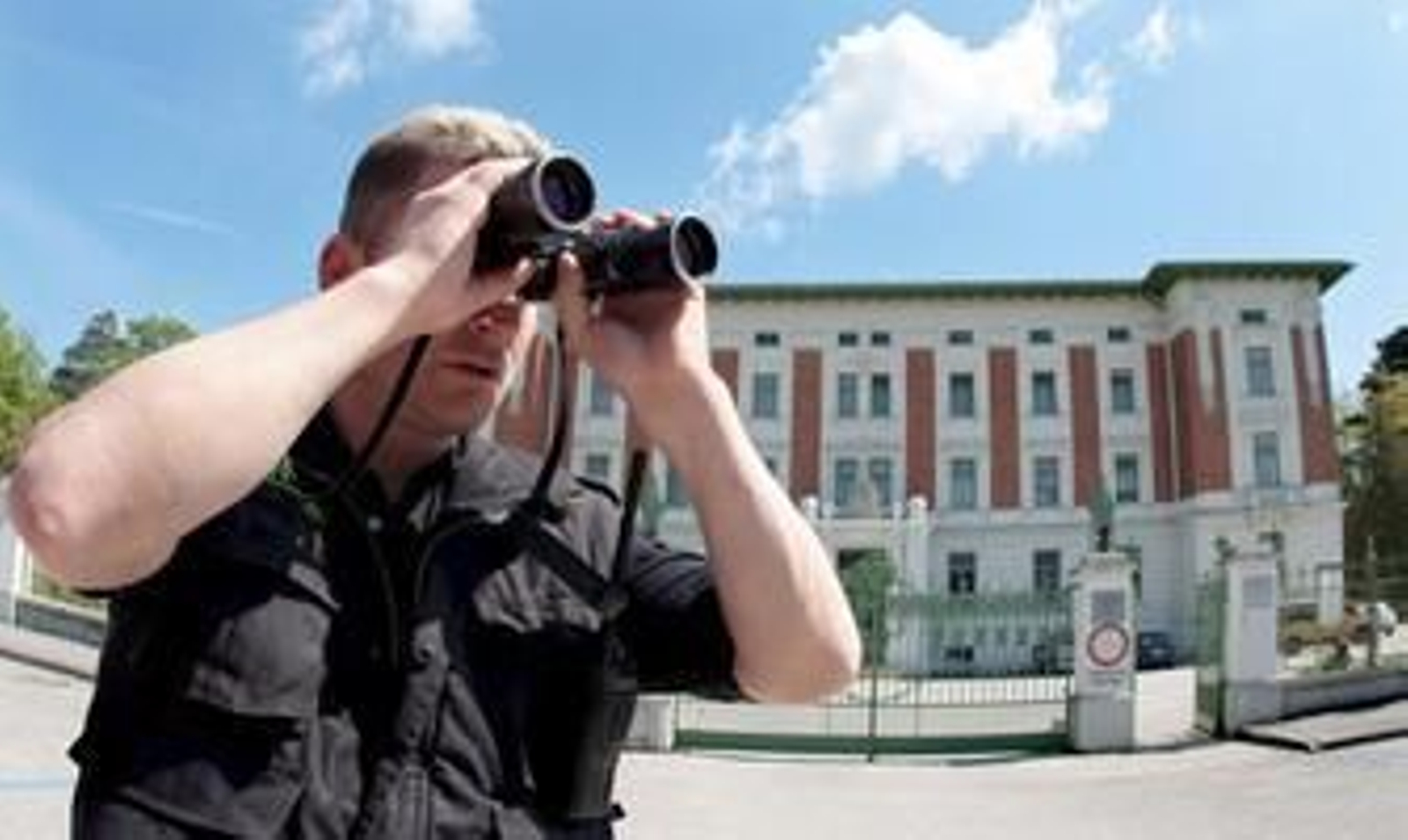 Un guardia de seguridad vigila los alrededores del hospital cercano a Amstetten donde está ingresada una hija de Josef Fritzl.