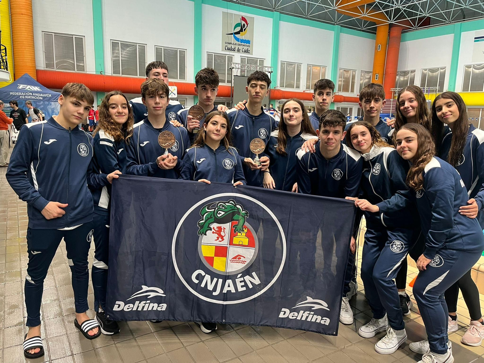 La expedición del CN Jaén posa con sus tres trofeos de tercer clasificado.