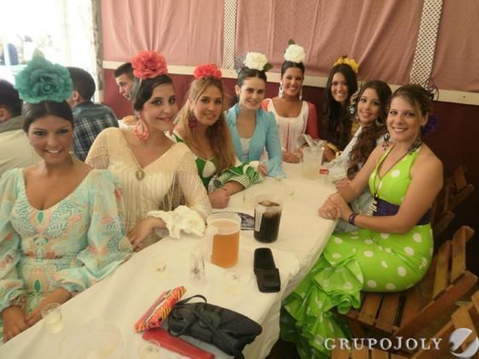 Las finalistas y ganadoras de anteriores ediciones del certamen de Coquineras y Miss Flamenca.

Foto: Andres Mora - Fito Carreto